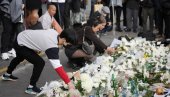 SPOMEN-OLTAR U BLIZINI GRADSKE KUĆE: Vernici ostavljaju cveće i odaju počast žrtvama velike nesreće u Seulu (FOTO)