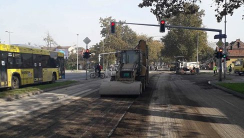 LEPO VREME OBRADOVALO PUTARE: Deo ulica u Novom Sadu uskoro dobija novo ruho