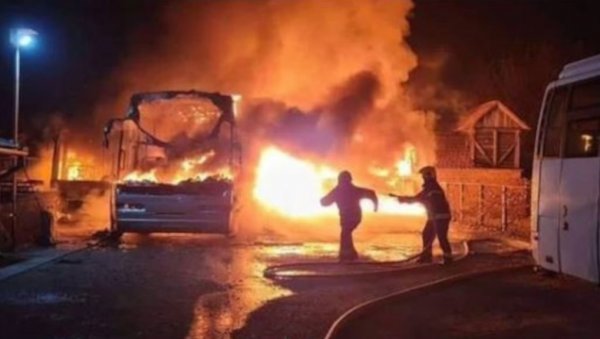ВЕЛИКИ ПОЖАР У КОВАЧИЦИ: Ватра гутала возила, изгорело неколико аутобуса (ФОТО)