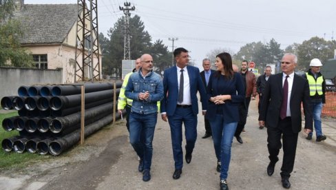 VUJOVIĆ U PEĆINCIMA: Ministarka obišla radove na izgradnji kanalizacione mreže