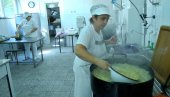 MANJAK KUVARICA POGASIO RINGLE: Samo 12 osnovnih škola u prestonici ima svoju kuhinju za đačke obroke