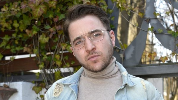 МОЈ ВЛАЈКО ВОЛИ БАШ СВЕ ШТО ВОЛЕ МЛАДИ: Ђорђе Стојковић о улози епархијског секретара у комедији Попадија