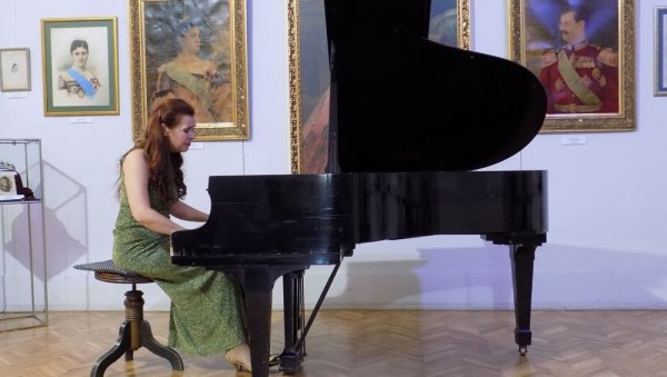 МЕЛОДИЈЕ ЗА ДУШУ: Концерт пијанисткиње Светлане Тирменштајн у Врњачкој Бањи