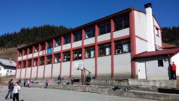 УЧЕ ОД КУЋЕ ЗБОГ ЗАВАДЕ: Шесторо ученика у Доњој Ловници код Рожаја не иде у школу