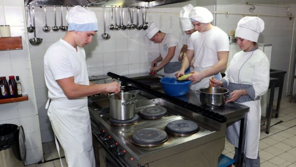 У ИНОСТРАНСТВО ПО БОЉУ ПЛАТУ: Ресторанима у престоници, али и широм Србије, недостаје велики број радника, нарочито конобара и кувара