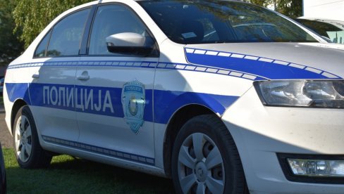 U AUTOMOBILU PRONAĐENA DVA KILOGRAMA MARIHUANE: U Sremskoj Mitrovici uhapšen muškarac