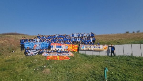 АУТОБУС ЗА АУТОБУСОМ! Нестваран број малишана из иностранства решио да бодри ФК Партизан (ВИДЕО)