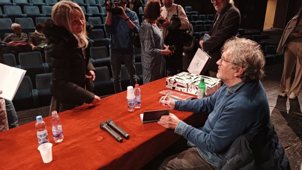 РОМАН О СОКОЛУ ХАНДКЕУ: У Новом Саду синоћ представљена нова књига Емира Кустурице Видиш ли да не видим (ВИДЕО)