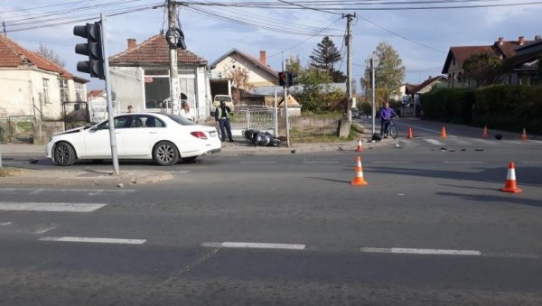 ТЕШКО ПОВРЕЂЕН МОТОЦИКЛИСТА (73): Саобраћајна несрећа у Крушевцу, мотор се сударио са мерцедесом