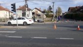 TEŠKO POVREĐEN MOTOCIKLISTA (73): Saobraćajna nesreća u Kruševcu, motor se sudario sa mercedesom