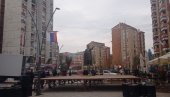PRIPREME ZA VELIKI NARODNI SKUP: Kosovska Mitrovica u srpskim bojama (FOTO)
