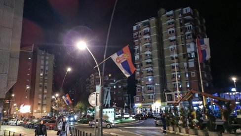 НОВОСТИ У КОСОВСКОЈ МИТРОВИЦИ: Вијоре се српске заставе, постављена бина - све је спремно за велики народни скуп