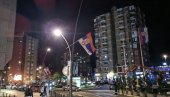 NOVOSTI U KOSOVSKOJ MITROVICI: Vijore se srpske zastave, postavljena bina - sve je spremno za veliki narodni skup