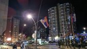 НОВОСТИ У КОСОВСКОЈ МИТРОВИЦИ: Вијоре се српске заставе, постављена бина - све је спремно за велики народни скуп