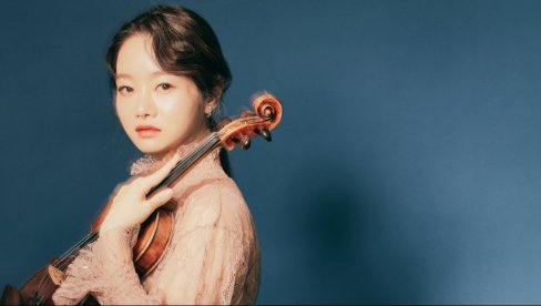 НОВА ПУБЛИКА ДАЈЕ ПОСЕБНУ ЕНЕРГИЈУ: Бомсори Ким,  Јужнокорејска виолинисткиња, гошћа 54. Бемуса, за Новости