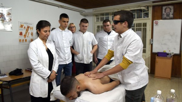 ЗЛАТНЕ РУКЕ НА БРАЈЕВОМ ПИСМУ: Медицинска школа Београд једина у региону има специјализовано одељење за слепе и слабовиде