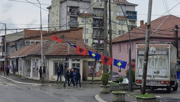 ПРОВОЦИРАЈУ СРБЕ УОЧИ МИТИНГА: Куртијеви људи каче заставе Албаније, лажне државе и САД (ФОТО)