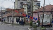 ПРОВОЦИРАЈУ СРБЕ УОЧИ МИТИНГА: Куртијеви људи каче заставе Албаније, лажне државе и САД (ФОТО)