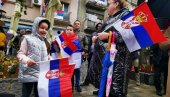 EMOTIVNI PRIZORI NA SEVERU KiM: Srpske zastave, car Lazar i 10.000 Srba na ulicama