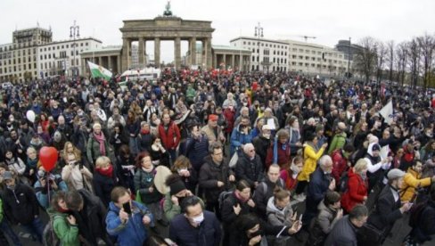NEMCI DAJU, POLJACI UZIMAJU: Pitanje između Berlina i Varšave koje dodatno truje odnose