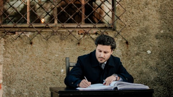 АБАЗОВИЋ ПОЛОЖИО ВЕНАЦ У АУШВИЦУ: Први премијер Црне Горе који је званично посетио логор (ФОТО)