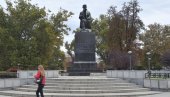 VUKA NOSE NA UMIVANJE U SMEDEREVO: Bronzani kip reformatora srpskog jezika biće skinut i obnovljen u ateljeu vajara Zorana Kuzmanovića
