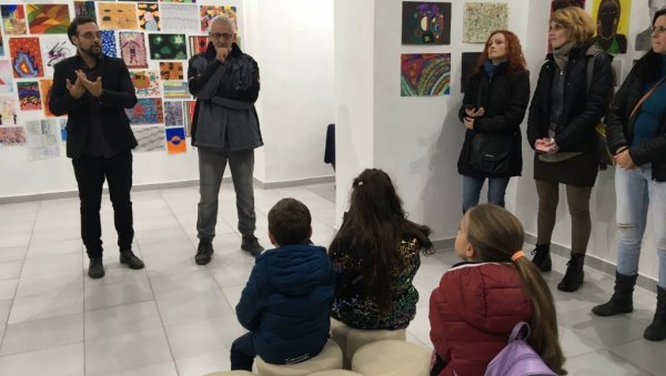 СВАКО ЈЕ ДЕТЕ ПО РОЂЕЊУ УМЕТНИК: Изложба стваралаштва најмлађих у Зрењанину