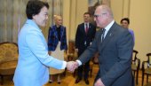 AMBASADORKA KINE ČESTITALA VESIĆU: Dobra saradnja sa svim kineskim kompanijama u Srbiji