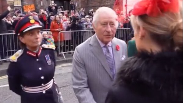 БРИТАНСКИ КРАЉ ПОНИЖЕН: Чарлса демострант гађао јајима, одмах ухапшен (ВИДЕО)