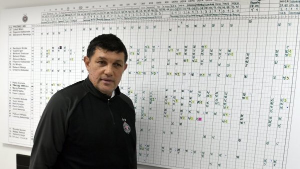 ЉУДИ СЕ СМЕЈУ, ОЧИГЛЕДНО ЈЕ КОЛИКО ПОМАЖУ ЗВЕЗДИ: Петрић о вечитима, појачањима, сезони...