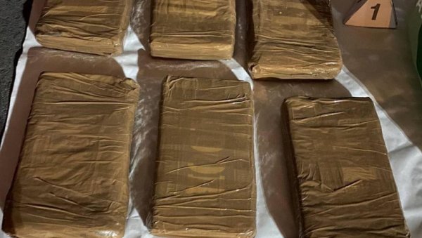 СПЕКТАКУЛАРНА АКЦИЈА ПОЛИЦИЈЕ: На Зрењанинском путу заплењено осам килограма кокаина - Ухапшене три особе