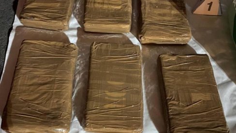 SPEKTAKULARNA AKCIJA POLICIJE: Na Zrenjaninskom putu zaplenjeno osam kilograma kokaina - Uhapšene tri osobe