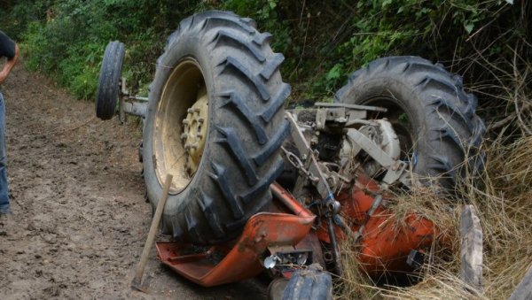 ТРАГЕДИЈА КОД БРУСА: Преврнуо се трактор на ливади, погинуо возач
