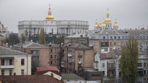 КУПУЈУ СВЕЋЕ И ДРВА ЗА ОГРЕВ: Украјина се суочава с најгором зимом у историји