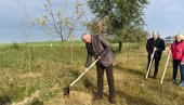 AKCIJA POŠUMLJAVANJA: Gradonačelnik Bakić obišao radove na podizanju vetrozaštitnog pojasa na Pačirskom putu