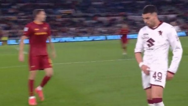 СРБИН НАПРАВИО ХАОС У РИМУ: Показивао међуножје ривалу, Матић га смиривао, а судија казнио погрешног играча (ВИДЕО)