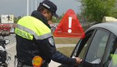 ZAKUCAO SE U POLICIJSKO VOZILO: Pijani mladić izazvao nesvakidašnju nesreću u Mladenovcu