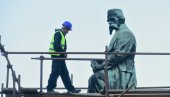 СКЕЛЕ ОПКОЛИЛЕ ВУКА: Мајстори скидају плоче са постамента споменика реформатора Српског језика на углу Булевара и Рузвелтове