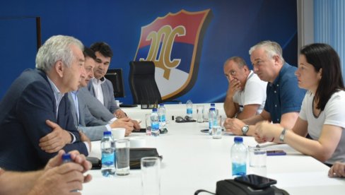 ОПОЗИЦИЈА БЕЗ ИДЕЈА ЗА ПРЕВРЕМЕНЕ ИЗБОРЕ: СНСД се спрема за новембар, а противници већ разбијени