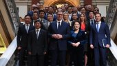 DELIMA POKAZALI DA SU ISTINSKI PRIJATELJI: Vučić na radnom ručku sa predstavnicima kineskih kompanija (FOTO)
