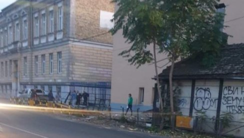 SRUŠENA STARA BARAKA U ZEMUNU: Uklonjen zapušteni objekat u Prvomajskoj ulici kod Osnovne škole Petar Kočić