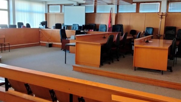 ЛЕКАРИ БИЛИ СПРЕЧЕНИ ДА ДОЂУ: Одложен почетак поновљеног суђења за убиство Славујке П. (54) из Бачке Паланке