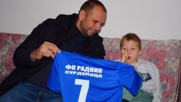 МАЛИ НИКОЛА ИДЕ НА ЛЕЧЕЊЕ: Радник помогао у прикупљању помоћи (ФОТО)