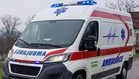 KOMBI UDARIO DEČAKA (2) U SREMČICI: Hitno prebačen u bolnicu - Otrgao se baki iz ruku i izleteo na ulicu
