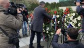 KOLONA SEĆANJA BEZ MILANOVIĆA I SRBA: Dan pre centralne komemoracije Milorad Pupovac odao počast žrtvama ratnog stradanja u Vukovaru
