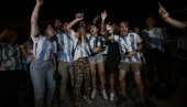 DOČEK UZ  BUBNJEVE I  FANFARE Navijači Argentine dočekali ljubimce u Kataru i do zore ostali na aerodromu (FOTO)
