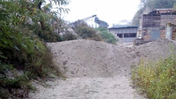 БАРИКАДА НА ПУТУ КА РЕЦИ: Власник шљункаре и даље блокира пролаз власницима половила усидрених на Дунаву