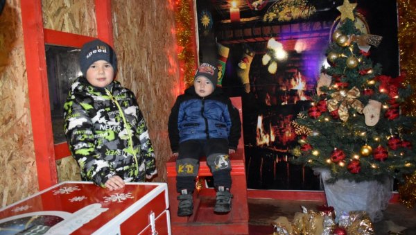 „КУТИЈА ЖЕЉА“ СТИЖЕ СУТРА: Деца у Кикинди пишу Деда Мразу и очекују пакетиће