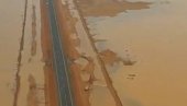 PUSTINJA SE PRETVORILA U JEZERO: Neverovatne scene u Saudijskoj Arabiji - grad i kiša poplavili peščano prostranstvo (VIDEO)