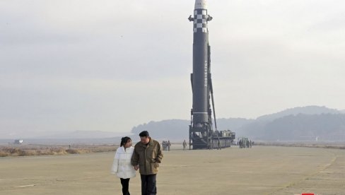 КИМ ЏОНГ УН ПРВИ ПУТ ЈАВНО ПОКАЗАО ЋЕРКУ: Севернокорејски лидер са дететом посматрао лансирање највеће балистичке ракете (ФОТО)
